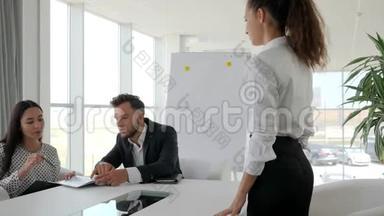 现代办公室面试女孩握手，白办公室大公司面试女<strong>应聘</strong>者